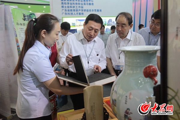 孫守剛參觀指導 山東展團亮相深圳文博會(圖1)