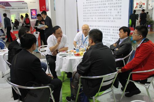 天天在線董事長賀錦偉向教育行業(yè)專家領(lǐng)導(dǎo)做產(chǎn)品介紹_副本
